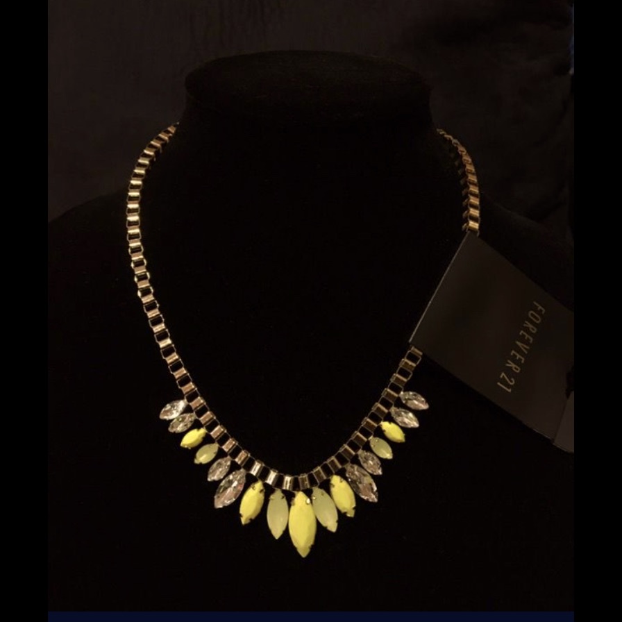 Nwt Beautiful Necklace Green Nen And Clear Stones 15$